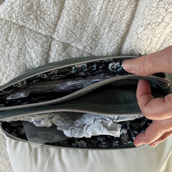 Vera Bradley triple compartment crossbody. NWT - Picture 3 of 7